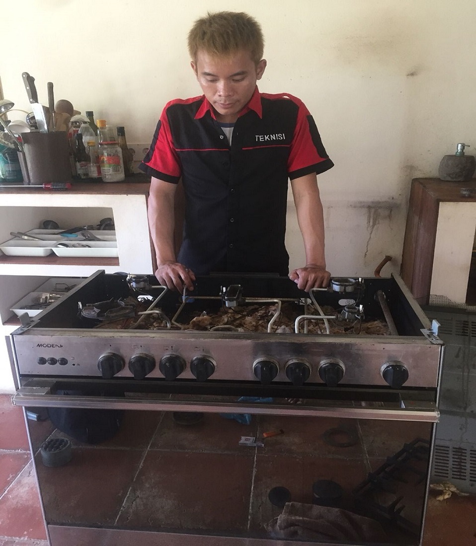Pekerjaan service kompor standing di dapur pelanggan