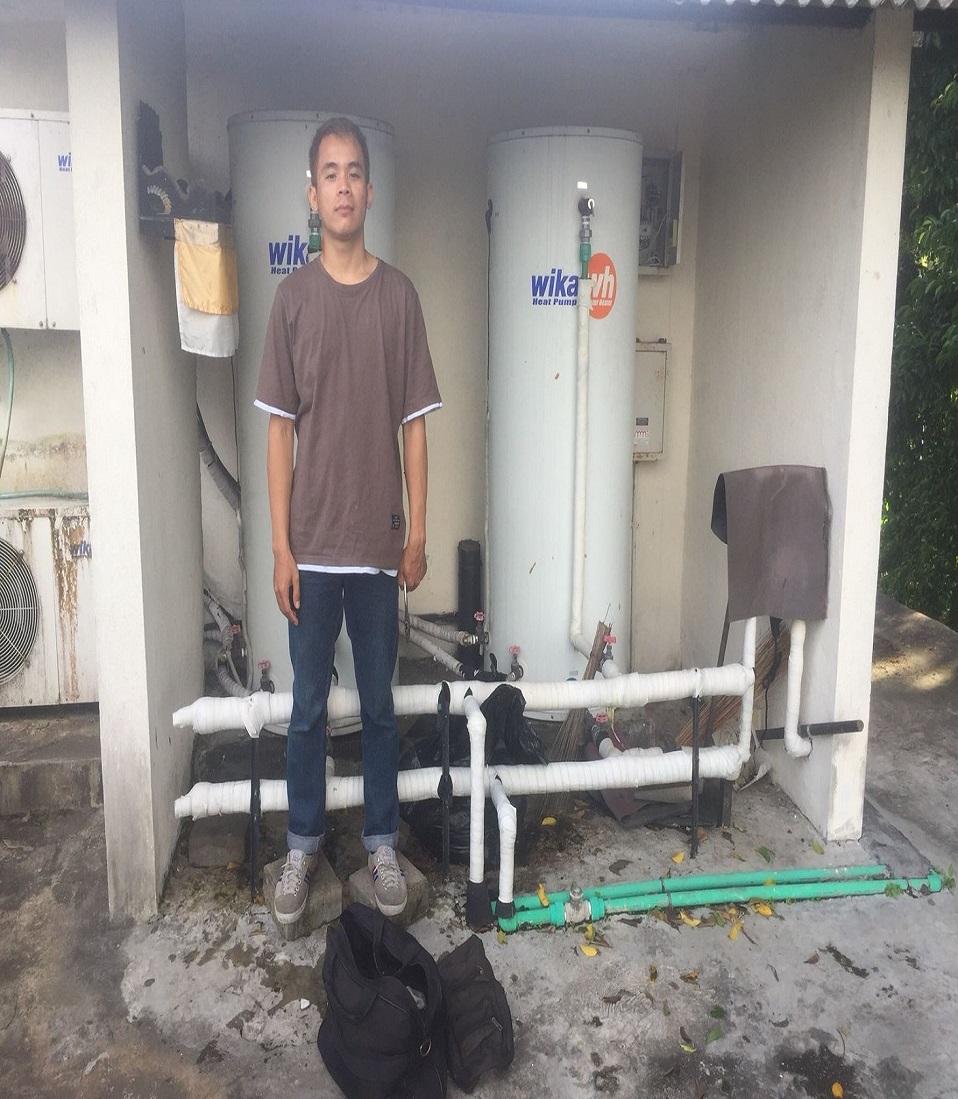Teknisi Amanah Teknik saat menangani unit water heater di lokasi