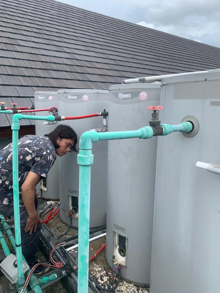Pekerjaan service water heater di lokasi pelanggan