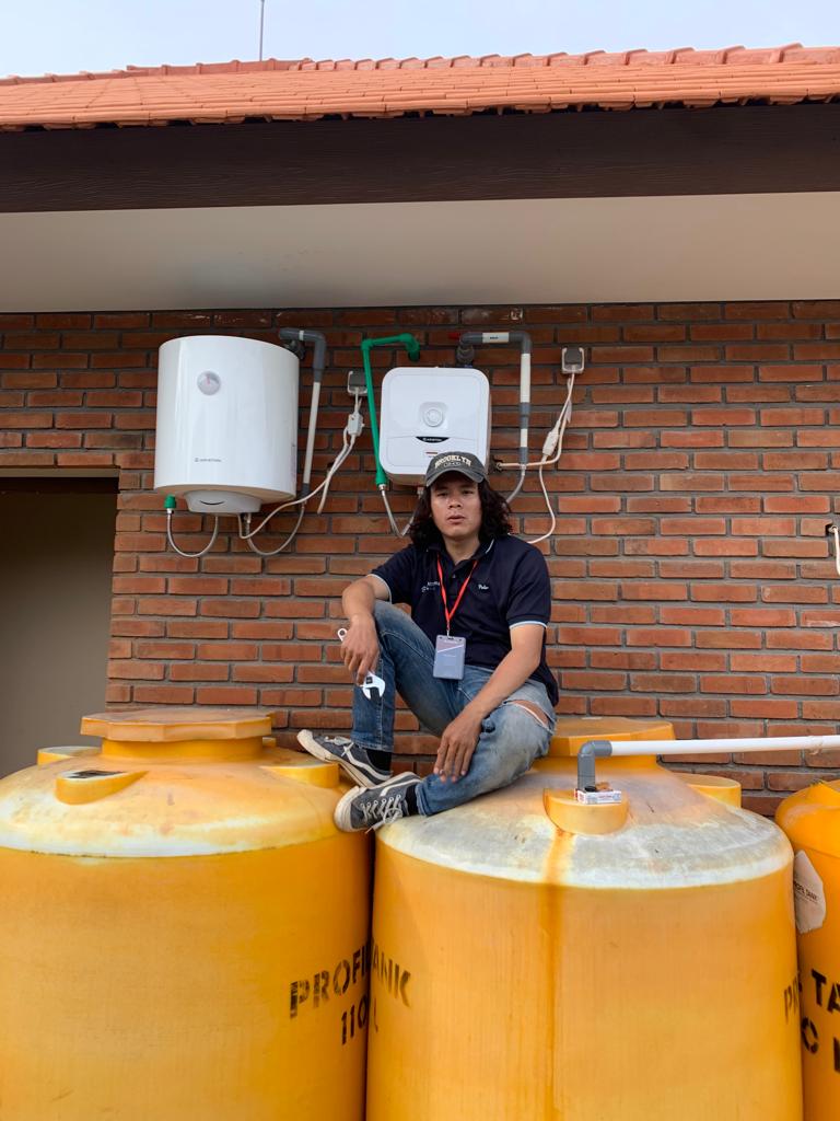 Pekerjaan service water heater untuk unit rumah tinggal